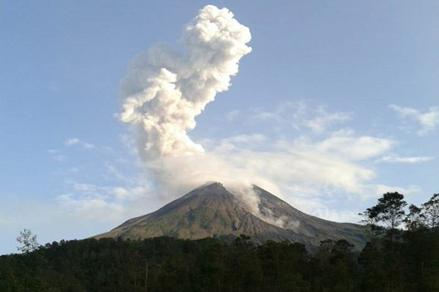 Gunung Merapi Semburkan Awan Panas Setinggi 1.500 Meter