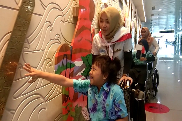 Senyum Bahagia Anak Diifabel di Balik Kaca Bandara Jenderal Ahmad Yani