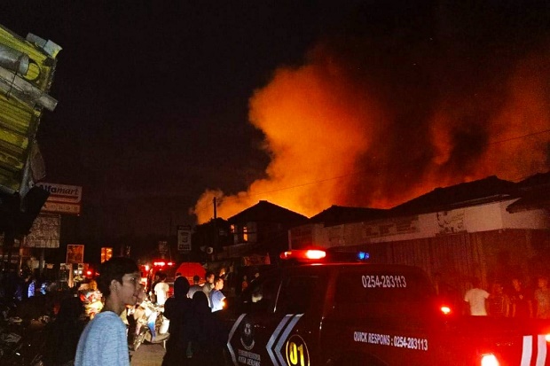 Api di Pasar Baros Berhasil Dipadamkan, Jalan Raya Pandeglang-Serang Kembali Dibuka