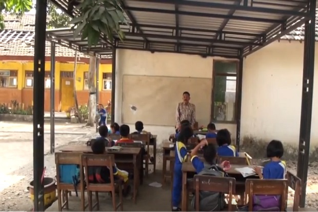 Genting dan Plafon Kelas Ambrol Siswa SD Jatirowo Belajar di Parkiran Sekolah