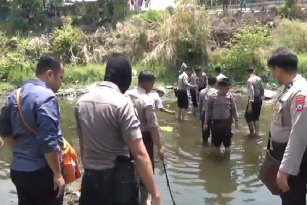 Puluhan Polisi di Mojokerto Sisir Sungai Brangkal Cari Tulang Belulang Manusia