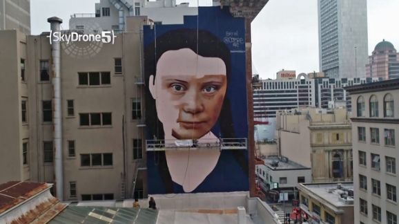 Mural Raksasa Greta Thunberg Menatap Semua Orang di San Francisco