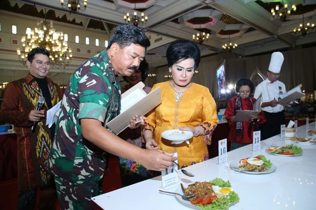 Panglima TNI Jadi Juri Lomba Masak Nasi Goreng