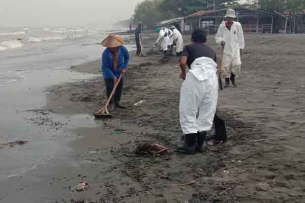 Nelayan Karawang Resah Muncul Sisa Tumpahan Minyak