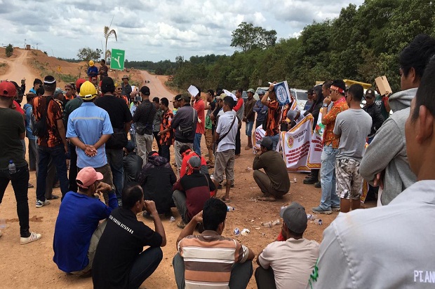 Perusahaan Dinilai Ingkar Janji, Ratusan Massa 3 Kecamatan Blokade Akses Jalan