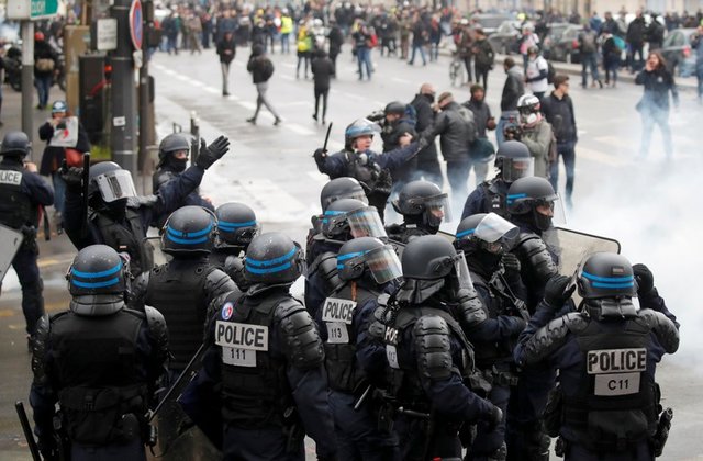 Polisi Paris Tembakkan Gas Air Mata pada Demonstran Rompi Kuning