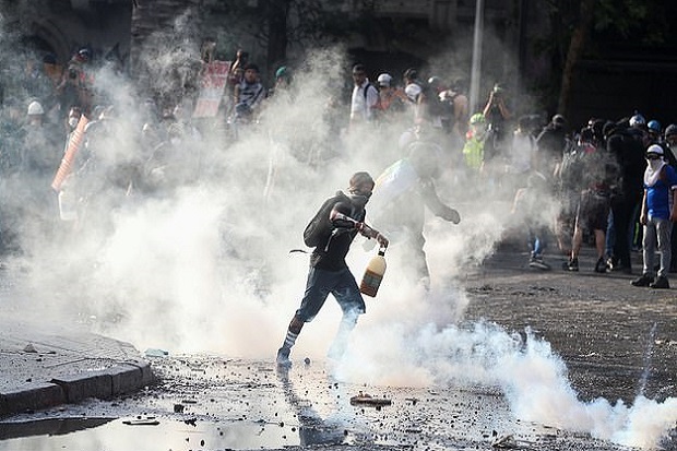 Ditembak Peluru Pelet di Bagian Mata, Ratusan Demonstran Chile Buta