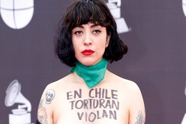 Dukung Demonstran, Penyanyi Chile Umbar Payudara di Grammy Latin