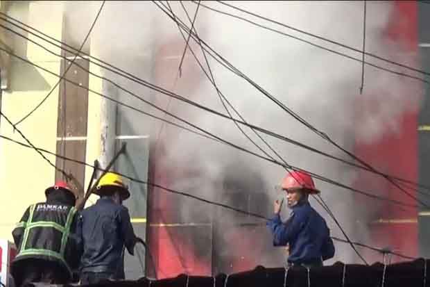 Seorang Petugas Damkar Terjatuh saat Padamkan Kebakaran Ruko di Medan