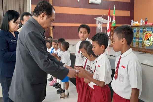Wakil Bupati Sikka Bagikan 4.200 Kartu Identitas Anak