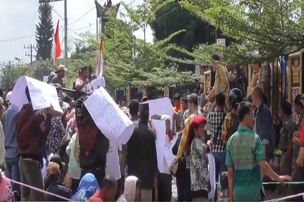 Desak Kades Pungli Ditahan, Warga Dairi Demo Tiga Lokasi