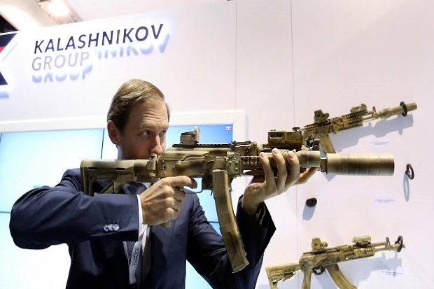 Rusia Bersiap Bangun Pabrik Senapan Legendaris Kalashnikov di Saudi
