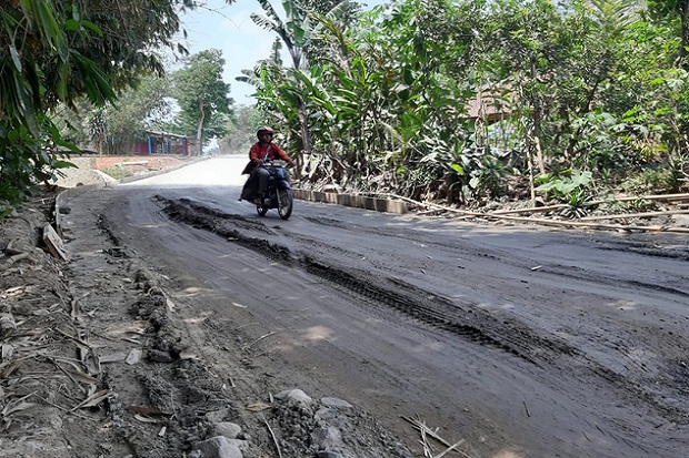 Proyek Jalan di Kecamatan Rumpin Terbengkalai Ditinggal Pekerjanya
