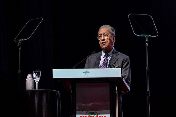 Hidung PM Mahathir Mohamad Berdarah saat Konferensi Pers