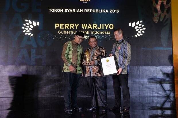 Perry Warjiyo Dianugerahi Tokoh Ekonomi Syariah 2019
