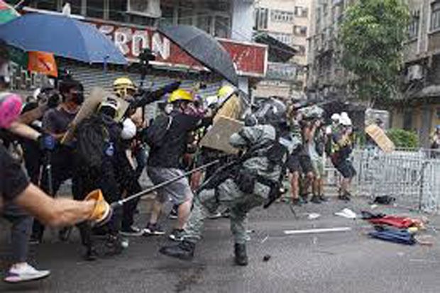 Kerusuhan di Hong Kong Meluas, Maskapai Asia Pangkas Penerbangan