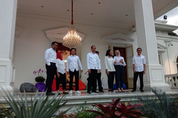 Jokowi Perkenalkan Tujuh Staf Khusus Baru Generasi Milenial