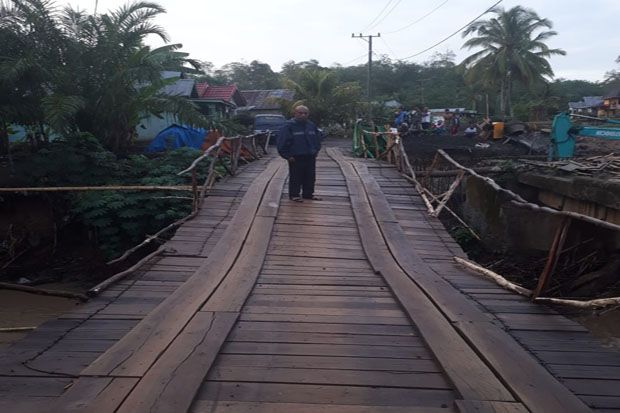 Hujan Deras Terjang Tiang Utama Jembatan Darurat, Tranportasi Lumpuh