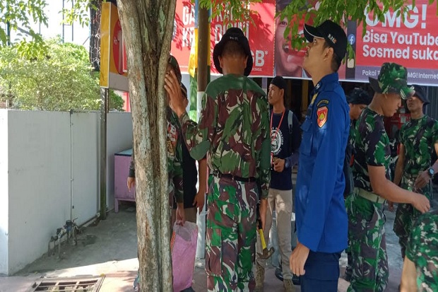 Satpol PP Kobar dan TNI Tertibkan Spanduk Ilegal di Batang Pohon