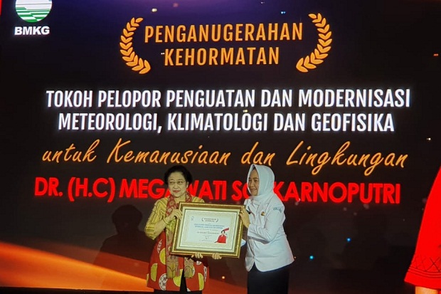 Megawati Dianugerahi Tokoh Pelopor Penguatan dan Modernisasi BMKG