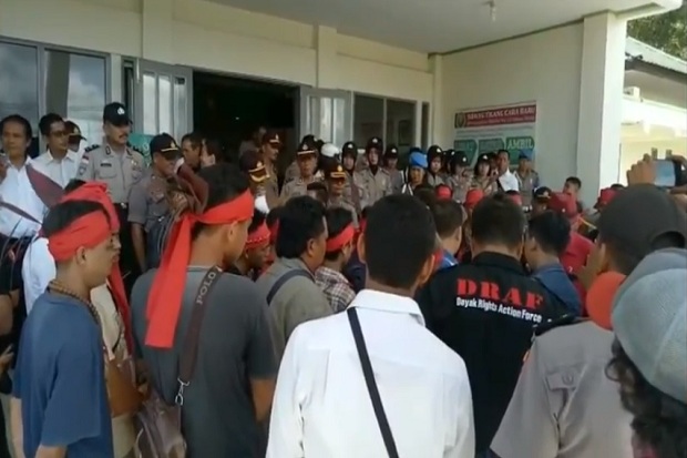 Masyarakat Adat Dayak Demo Pengadilan Negeri Sanggau
