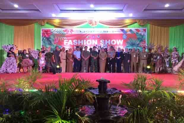 Bupati Kobar Nurhidayah Buka Fashion Show Kreasi Baju Daur Ulang 2019