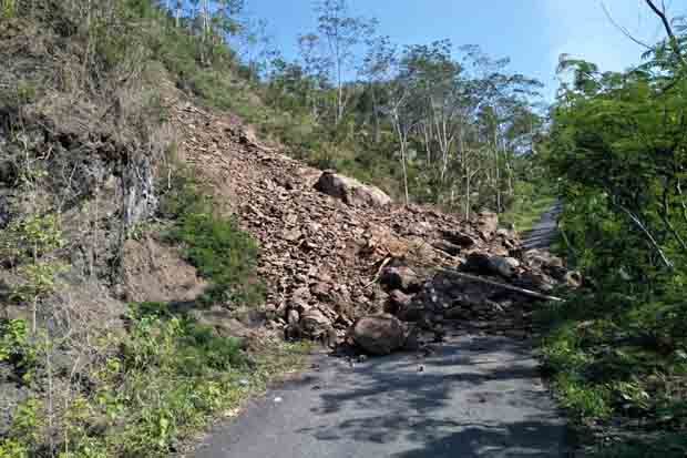 Tebing Setinggi 15 Meter Longsor, Jalur Antar Kecamatan di Banjarnegara Terputus