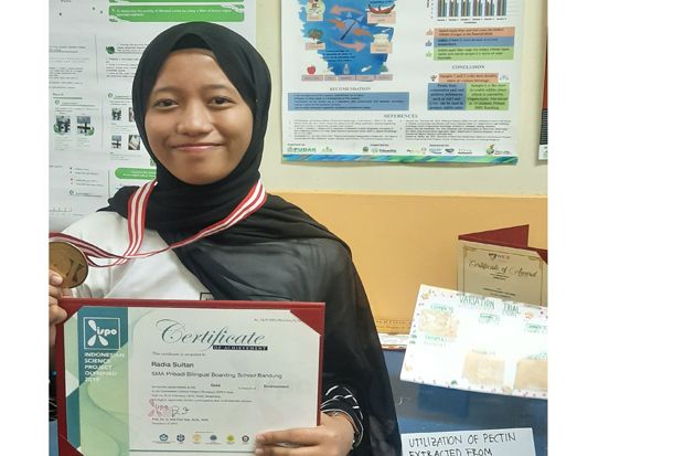 Pelajar di Bandung Ubah Kulit Semangka Jadi Sedotan Bisa Dimakan