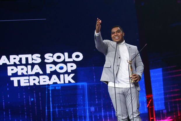Andmesh Persembahkan Trofi AMI Awards 2019 buat Judika