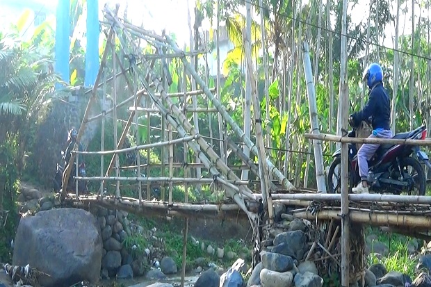 Warga Dua Kabupaten di Jateng Bertaruh Nyawa Melintasi Jembatan Bambu