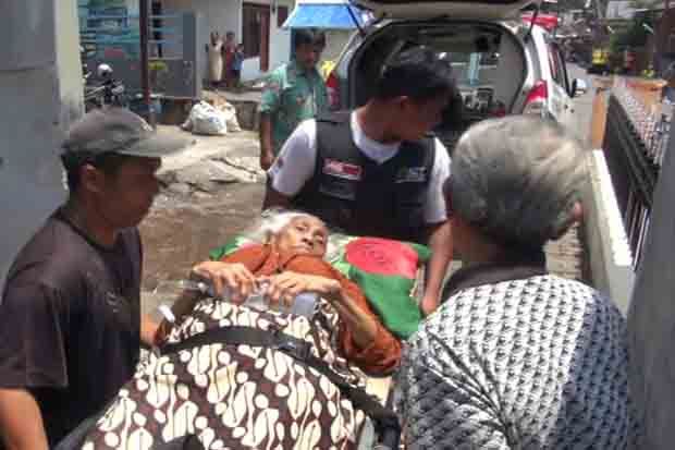 Hujan Disertai Angin di Kota Malang, Seorang Nenek Tertimpa Rumah Roboh