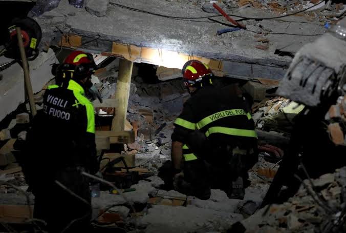 Drone dan Anjing Pelacak Dikerahkan Cari Korban Gempa Albania