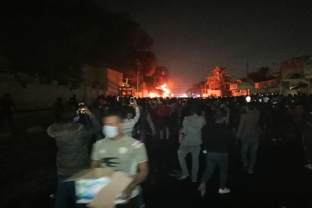 Demonstran Irak Mengamuk, Konsulat Iran Dibakar