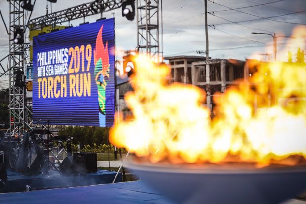 Pacquiao Bertugas Menyalakan Api Kaldron SEA Games 2019