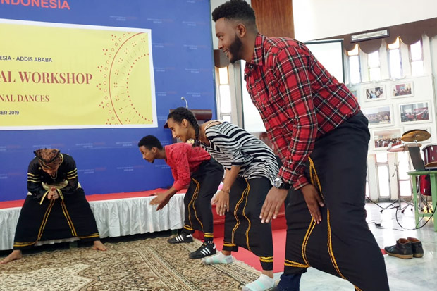 Mahasiswa Indonesia Ajarkan Tarian Indonesia kepada Pemuda Ethiopia