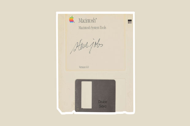 Disket Bertanda Tangan Steve Jobs Dijual Sekitar Rp105 Juta