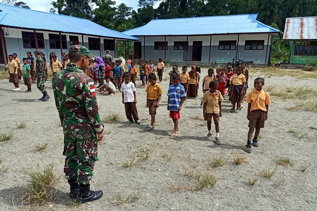 Keceriaan Siswa-siswi SD di Papua Saat Diajarkan PBB oleh Anggota TNI