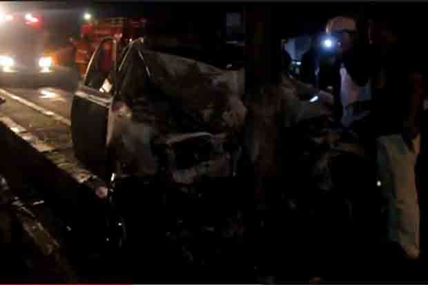 Tabrak PJU di Jalan Pantura Cirebon, Mobil Hangus Terbakar