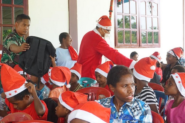 Kodim 1710 Mimika Bagi Bingkisan Natal-Sembako ke Distrik Kwamki Narama