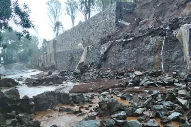 Diguyur Hujan Deras, Tembok Penahan Tebing di Purwakarta Ambrol Lagi