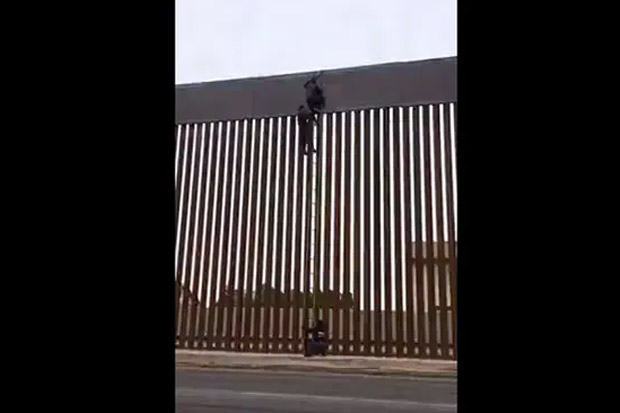 Viral! Video Pagar Perbatasan AS-Meksiko Dipanjat Migran