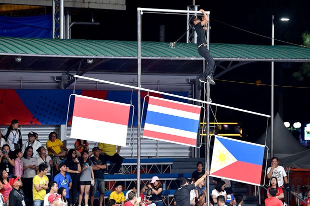 Bendera Tersangkut Saat Upacara Penghargaan Atlet Voli Pantai
