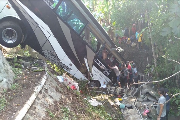 Bus Pariwisata Masuk Sungai di Blitar, 5 Orang Dikabarkan Tewas