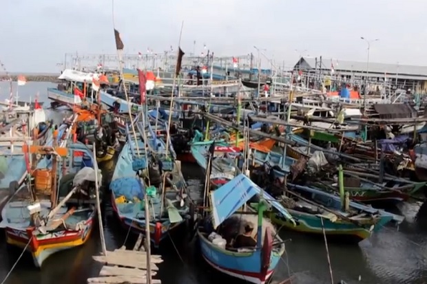 Cuaca Buruk Angin Barat, Ratusan Nelayan Indramayu Berhenti Melaut