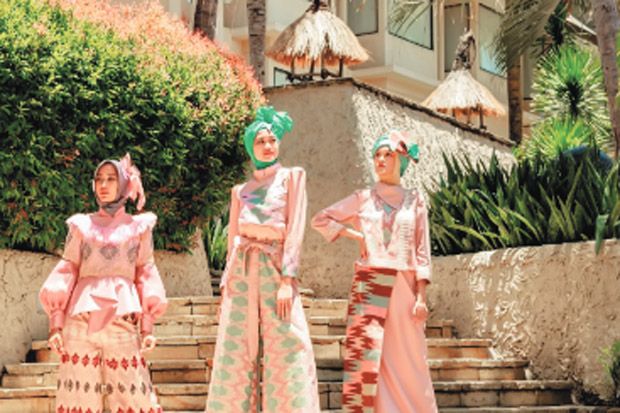 Parade Koleksi Tenun Pringgasela Tampilkan Fashion Muslim