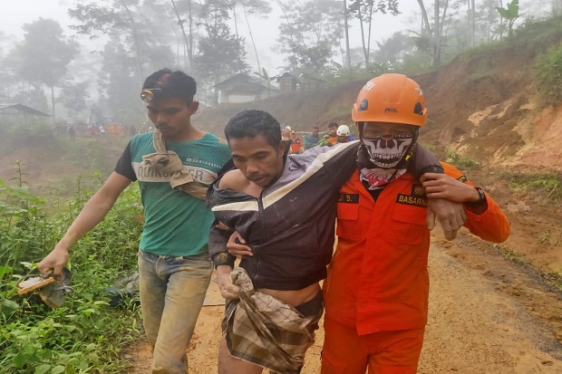 Penyelamatan 9 Penambang Emas Ilegal Gunung Luhur Dramatis
