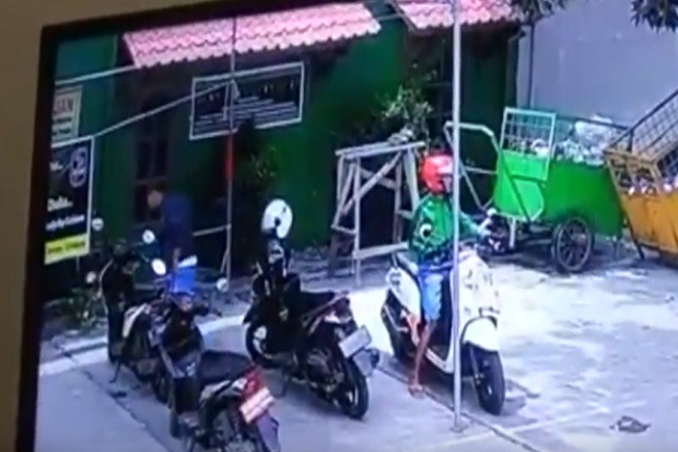 Maling Motor di Masjid Annur Cirebon Terekam Kamera CCTV