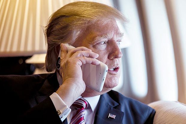 Pakai iPhone, Presiden Trump Bikin Khawatir Gedung Putih