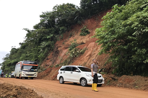 Jalur Sumbar-Riau Longsor, Sebuah Mobil Terdorong Material ke Jurang