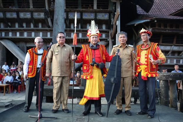 Kunjungi Nias, Mendagri Tito Diberi Gelar Kehormatan Adat